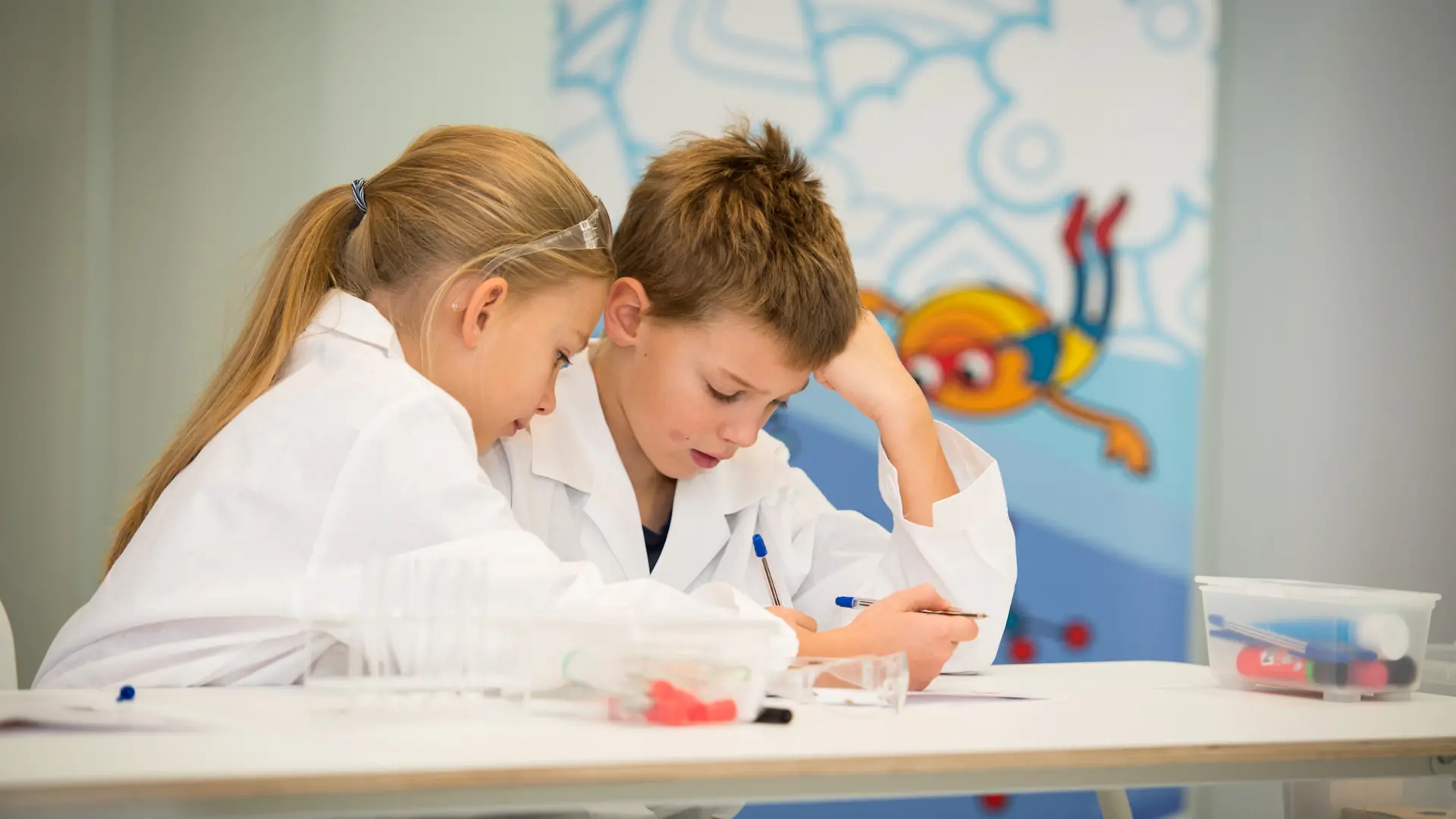 dwoje mocno skoncentrowanych dzieci w laboratorium