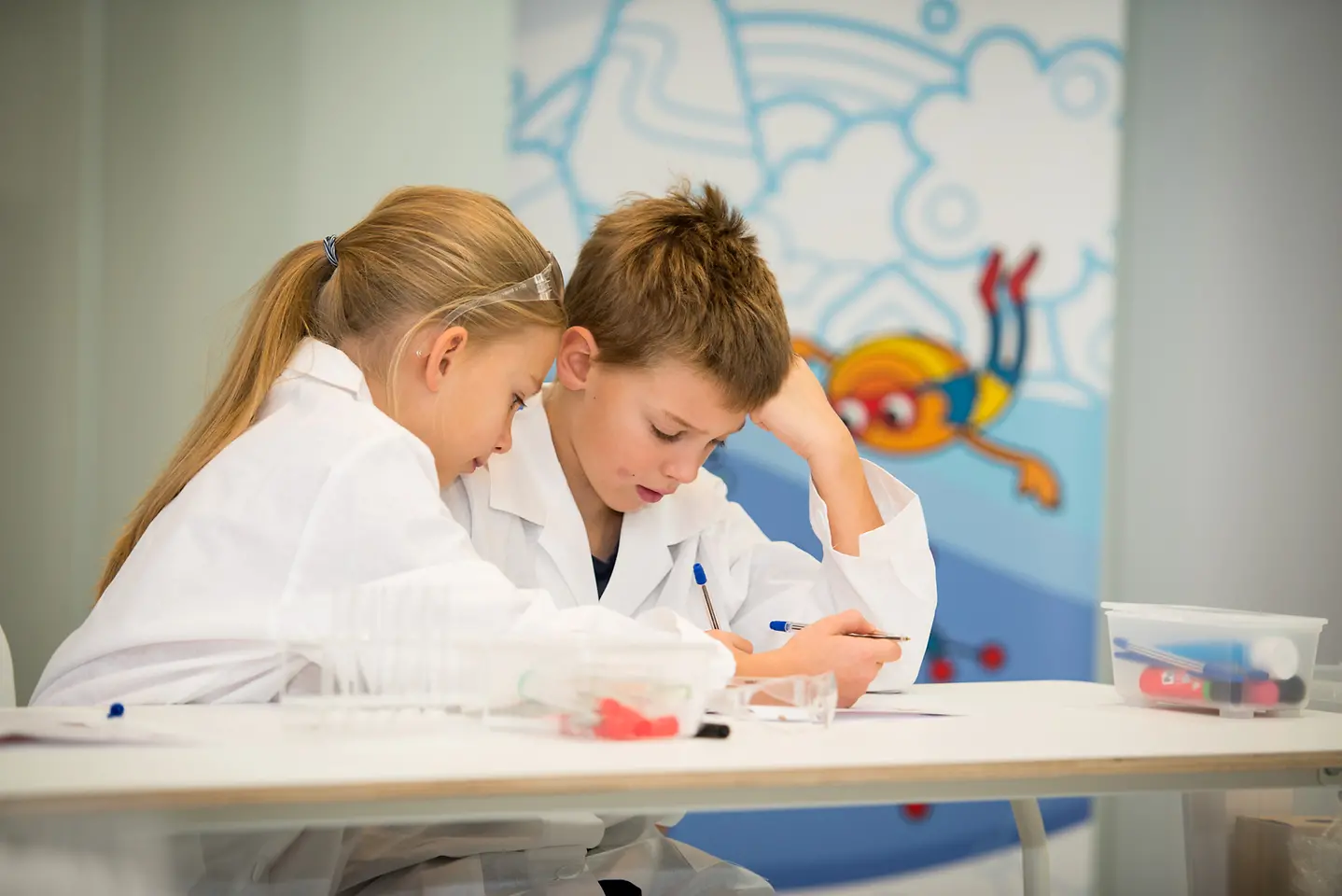 dwoje mocno skoncentrowanych dzieci w laboratorium