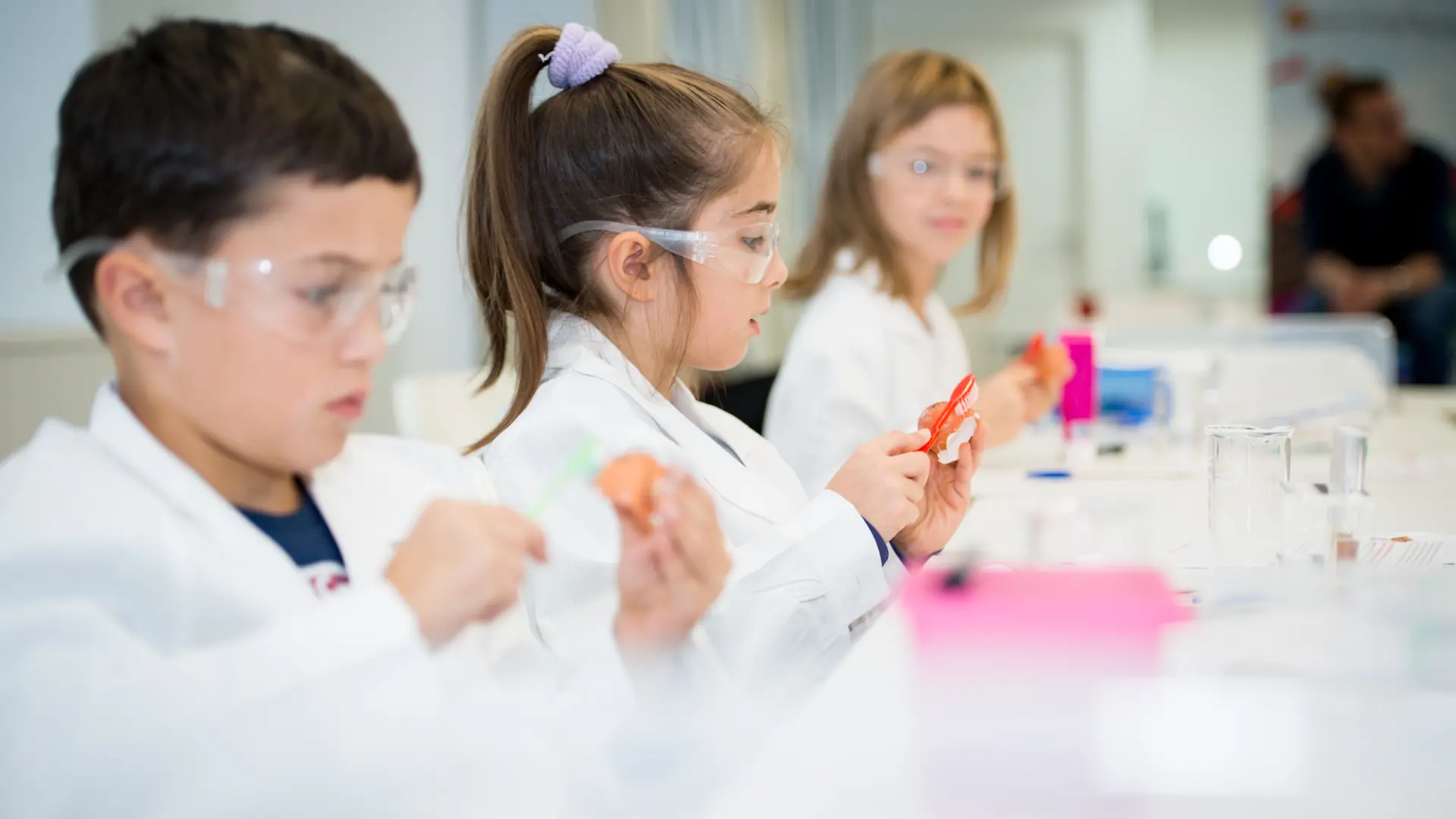 Dzieci w laboratorium ze szczoteczkami