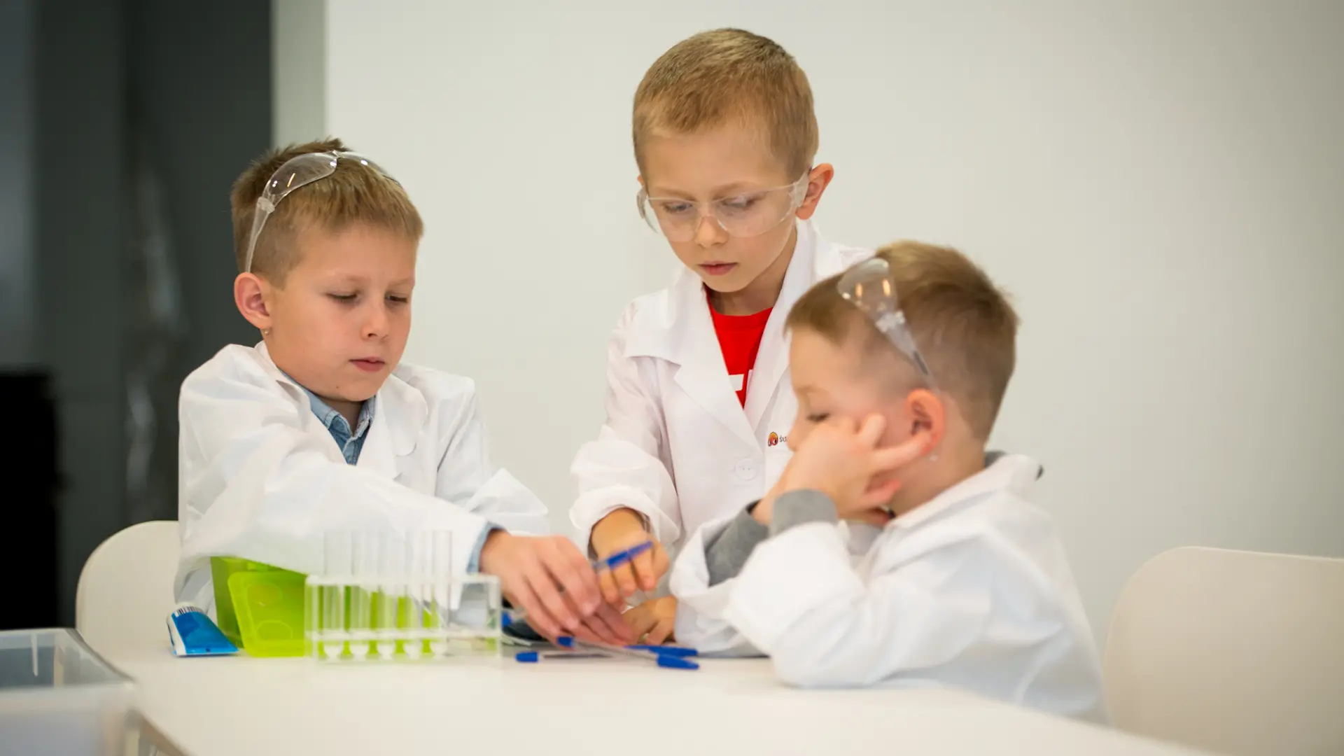 Dzieci w laboratorium z długopisami