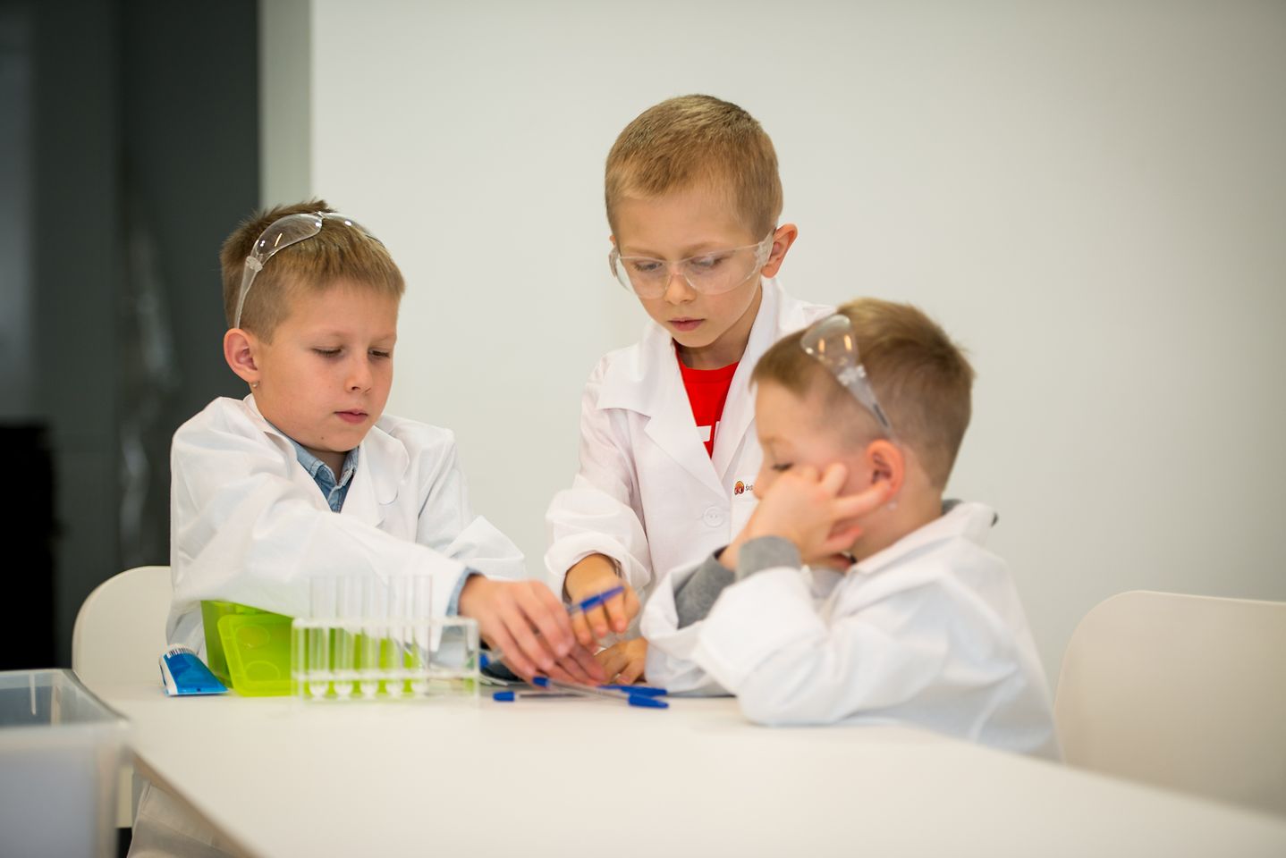 Dzieci w laboratorium z długopisami