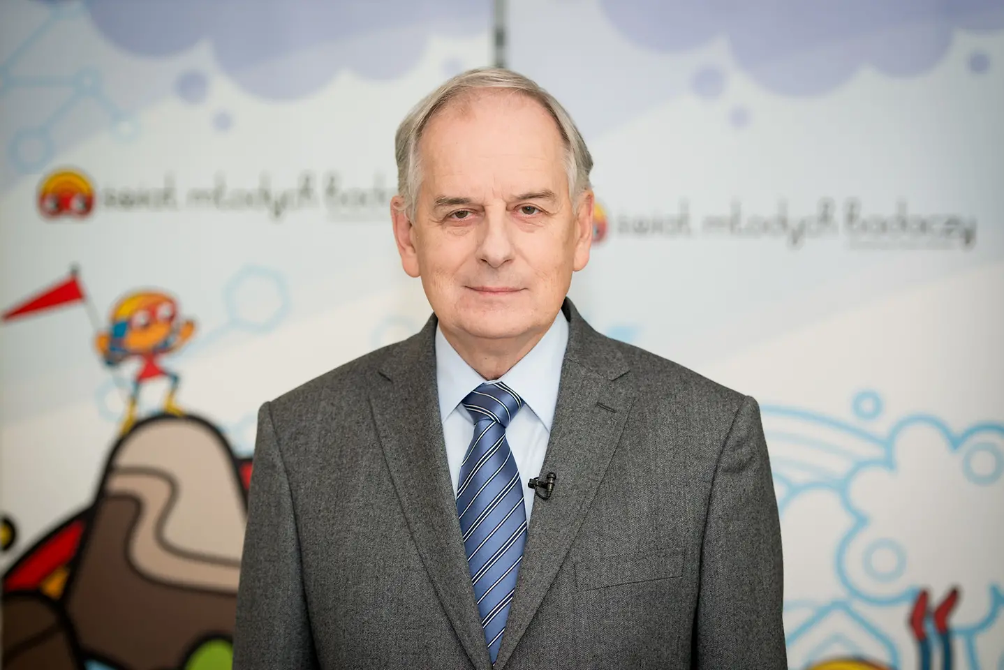 Portret mężczyzny w szarym garniturze