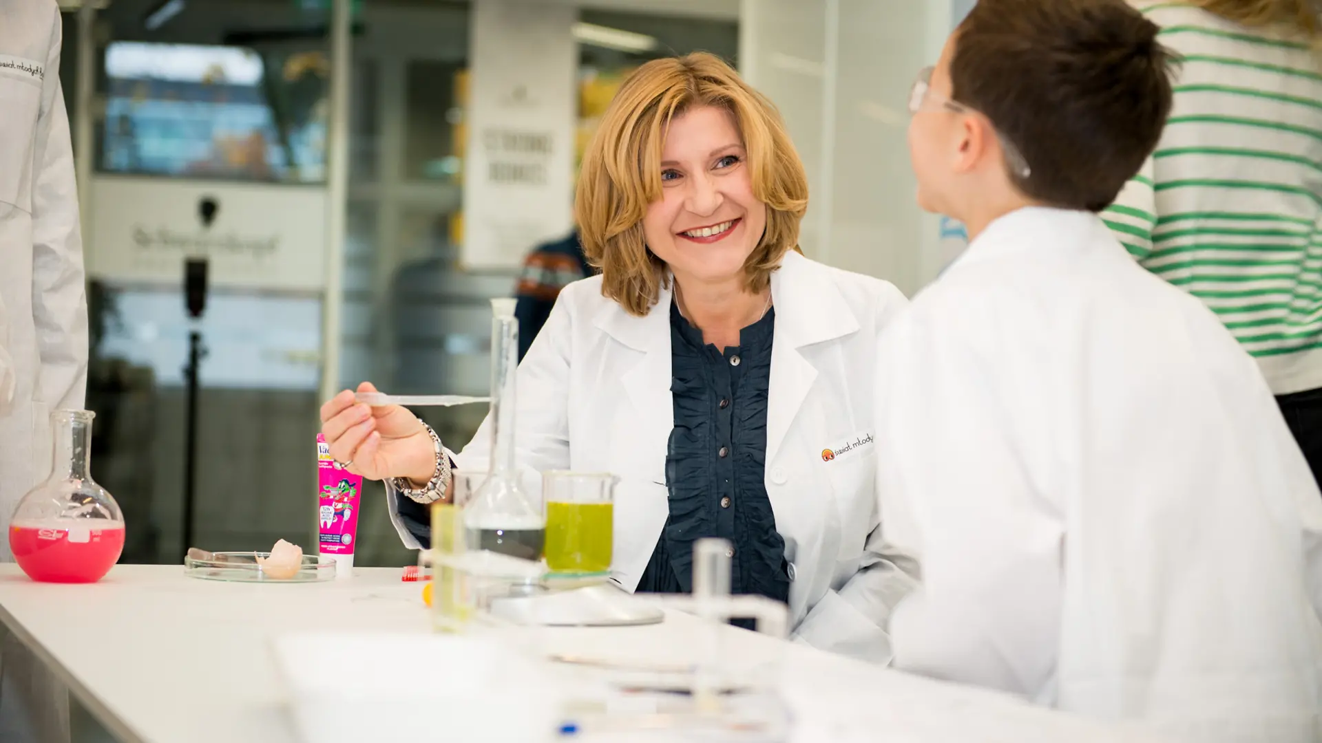 Dorota Strosznajder; Dyrektor Działu Komunikacji Korporacyjnej oraz Pełnomocnik ds. odpowiedzialności społecznej Henkel Polska, in the Forscherwelt laboratory