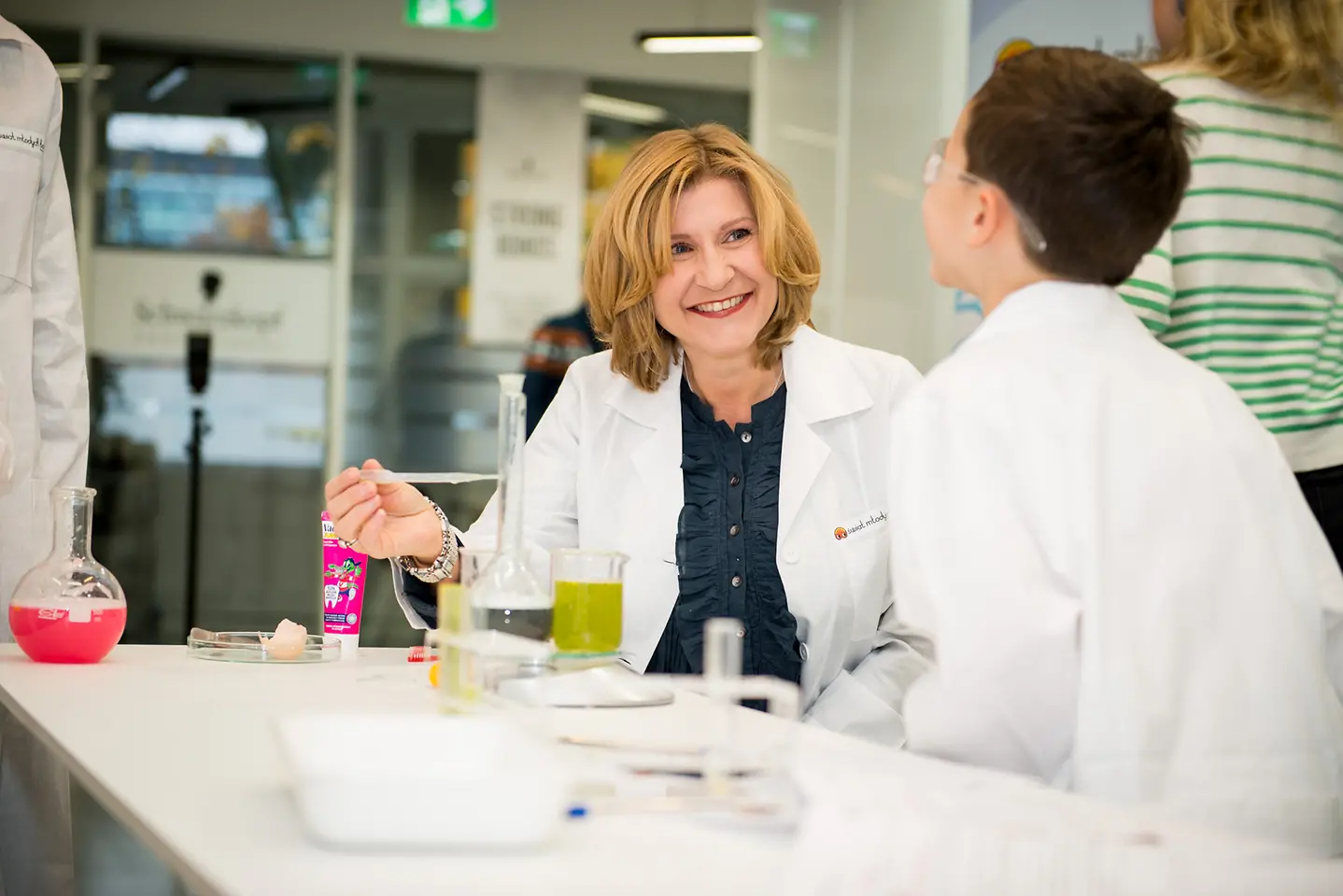 Dorota Strosznajder; Dyrektor Działu Komunikacji Korporacyjnej oraz Pełnomocnik ds. odpowiedzialności społecznej Henkel Polska, in the Forscherwelt laboratory